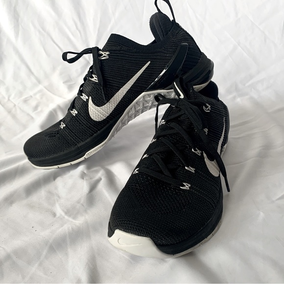 NIKE (size 10.5) Metcon FlyEase Training Sneaker - Picture 1 of 4